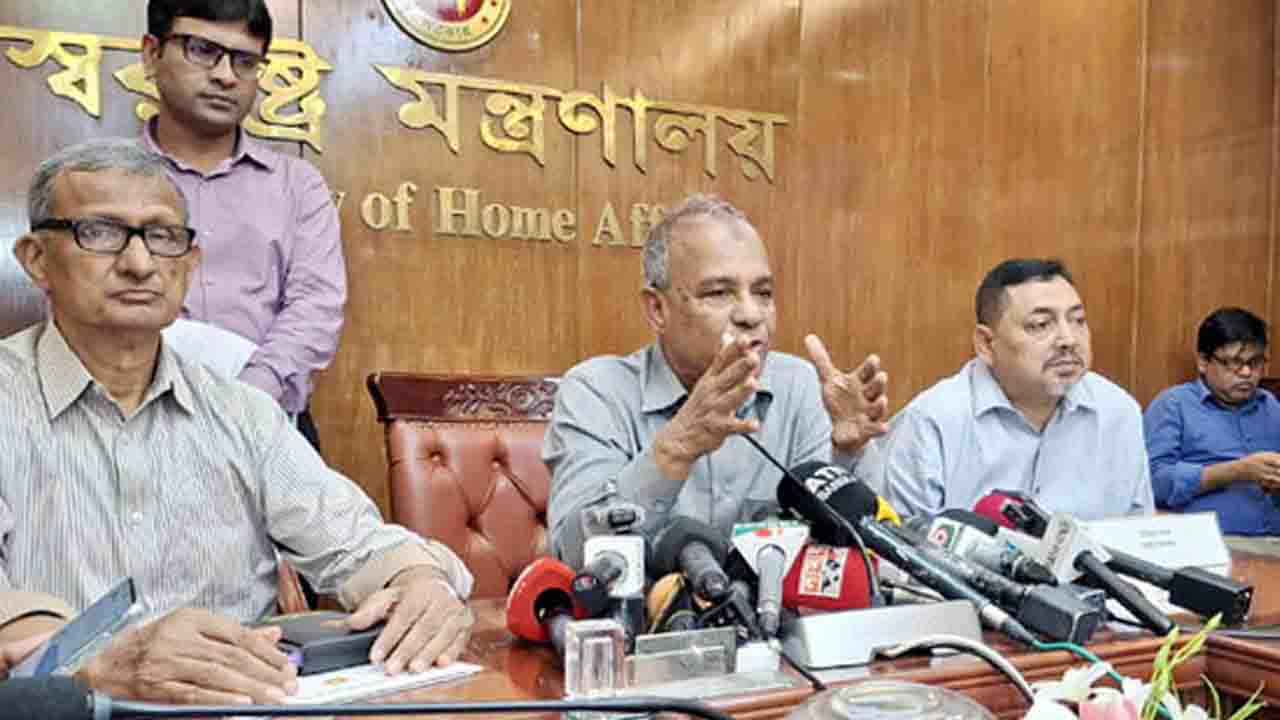 ওসিদের লটারিতে বদলির ঘোষণা স্বরাষ্ট্র উপদেষ্টার