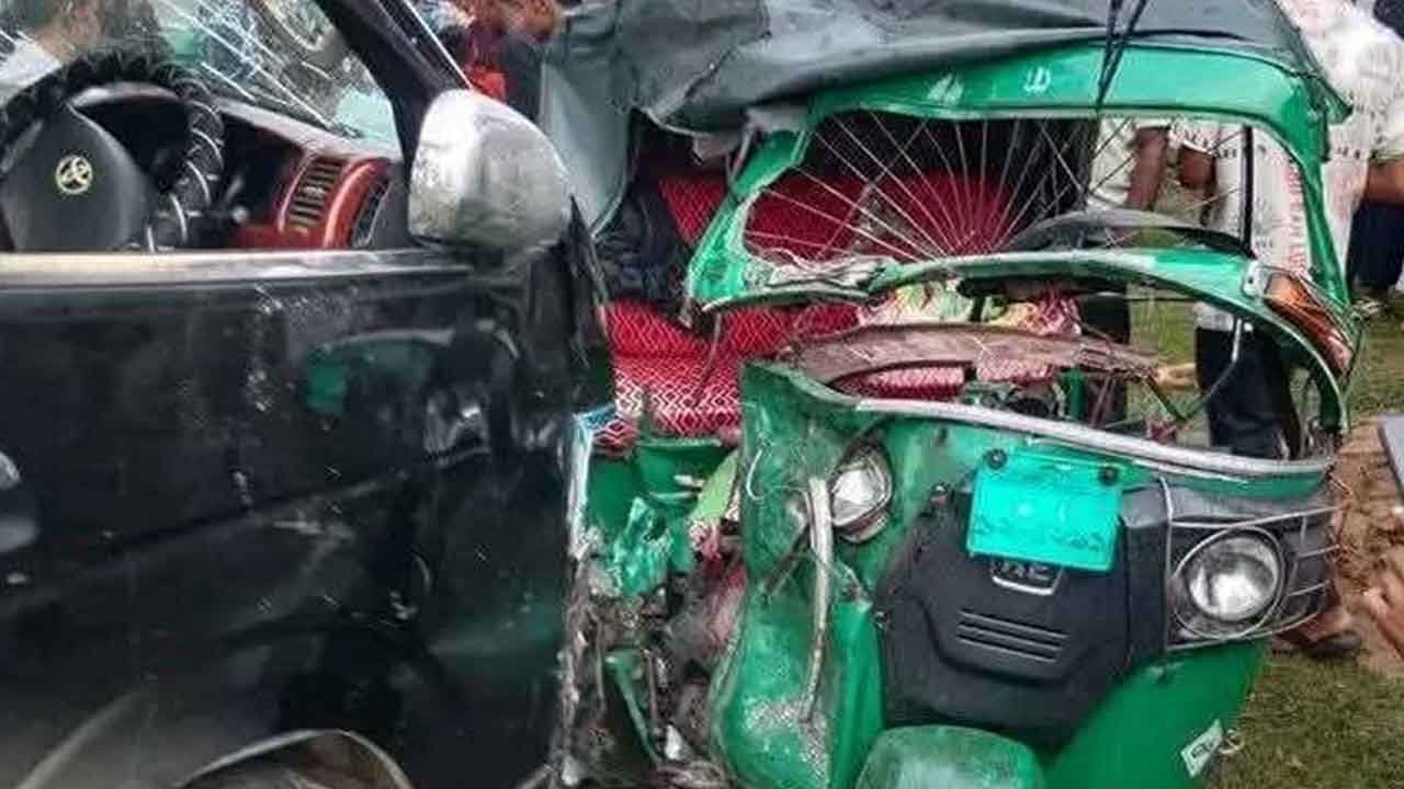 মাইক্রোবাস-অটোরিকশা সংঘর্ষে নিহত ২, আহত ৩