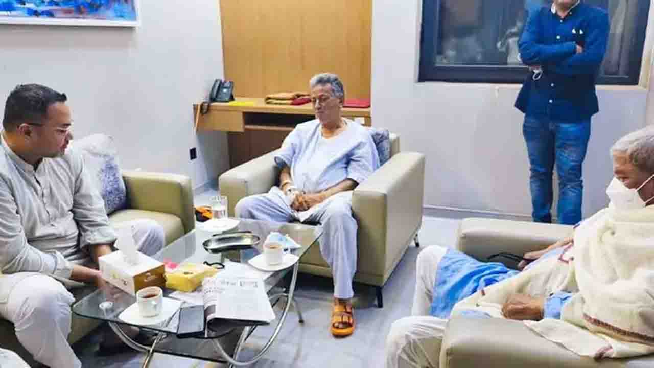 অসুস্থ অর্থমন্ত্রীকে হাসপাতালে দেখতে গেলেন মির্জা ফখরুল