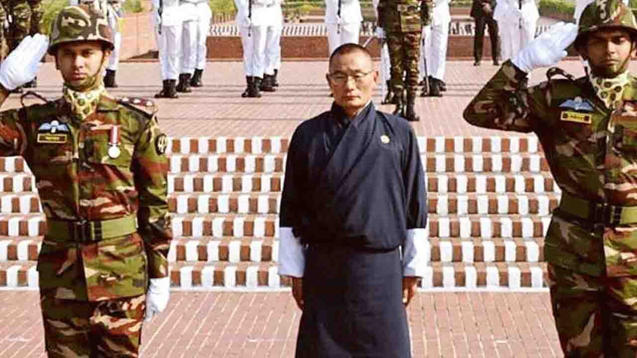 সাভার জাতীয় স্মৃতিসৌধে শহীদদের প্রতি ভুটানের প্রধানমন্ত্রীর শ্রদ্ধা