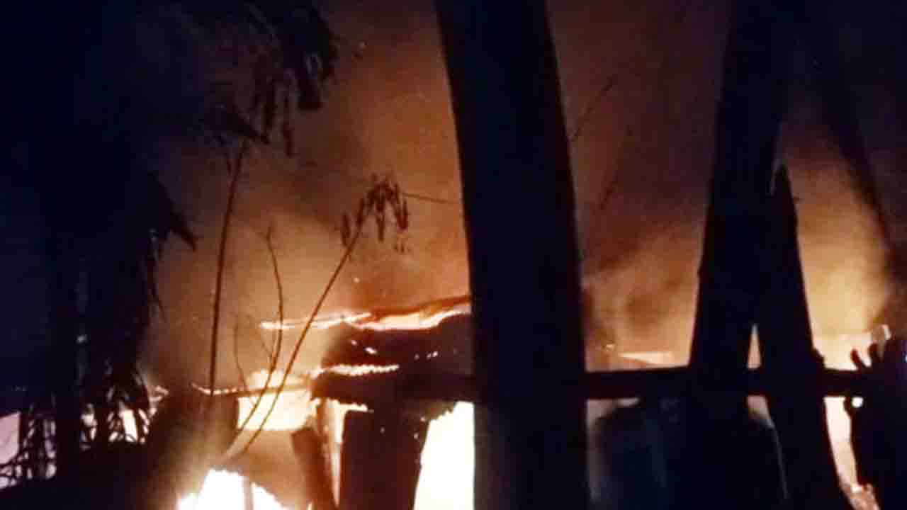 নবাবগঞ্জে আগুনে পুড়লো ১১ বাড়ি, ঘর থেকে বের হতে না পেরে বৃদ্ধের মৃত্যু