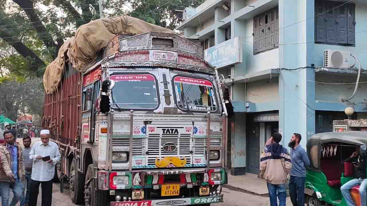 ভারতীয় পেঁয়াজের আমদানি শুরু, দিনাজপুরে কেজিতে কমেছে ৩০ টাকা