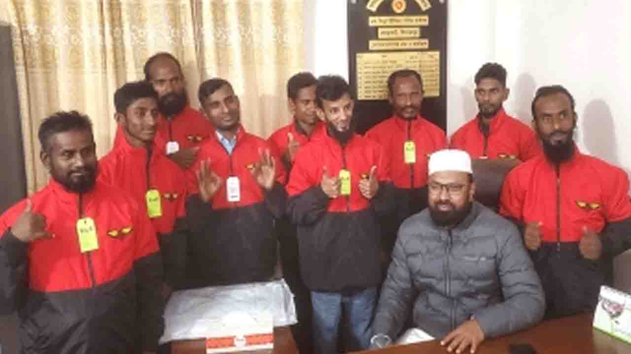 ঘোড়াঘাটে ইউপি চেয়ারম্যানের উদ্যোগে শীতবস্ত্র পেলেন বাকপ্রতিবন্ধীরা