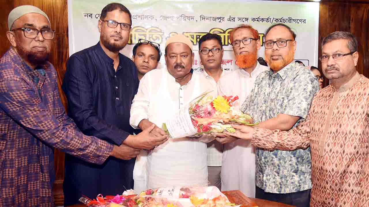 জেলা পরিষদ প্রশাসককে হলি ল্যান্ড কলেজের সংবর্ধনা