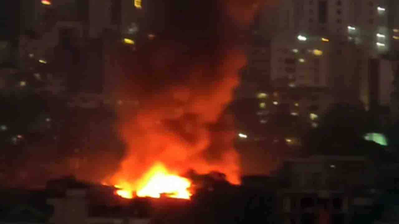 রাজধানীর কড়াইল বস্তিতে ভয়াবহ আগুন,কাজ করছে ফায়ার সার্ভিস