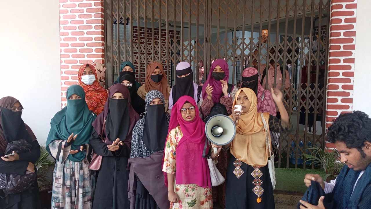 যথাসময়ে শাকসু নির্বাচনের দাবিতে শাবিপ্রবির প্রশাসনিক ভবনে তালা