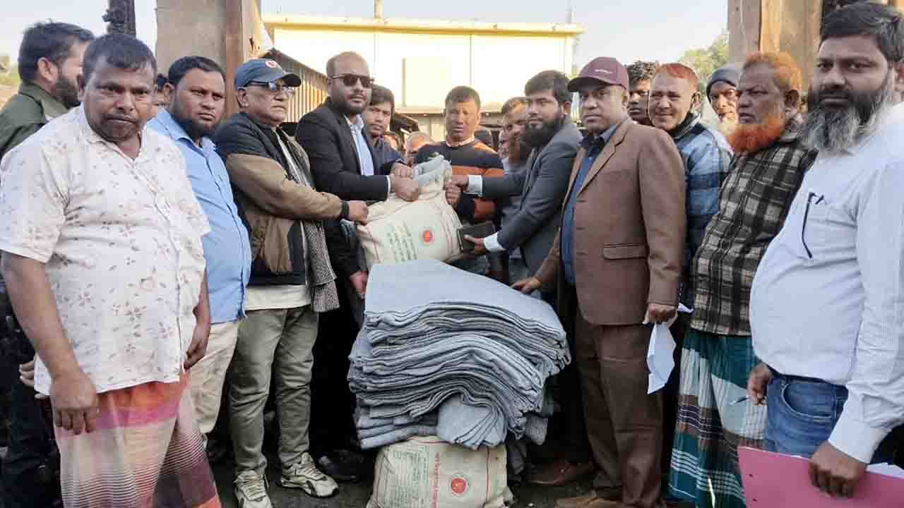 বিরলে অগ্নিকাণ্ডে ক্ষতিগ্রস্তদের পাশে উপজেলা প্রশাসন