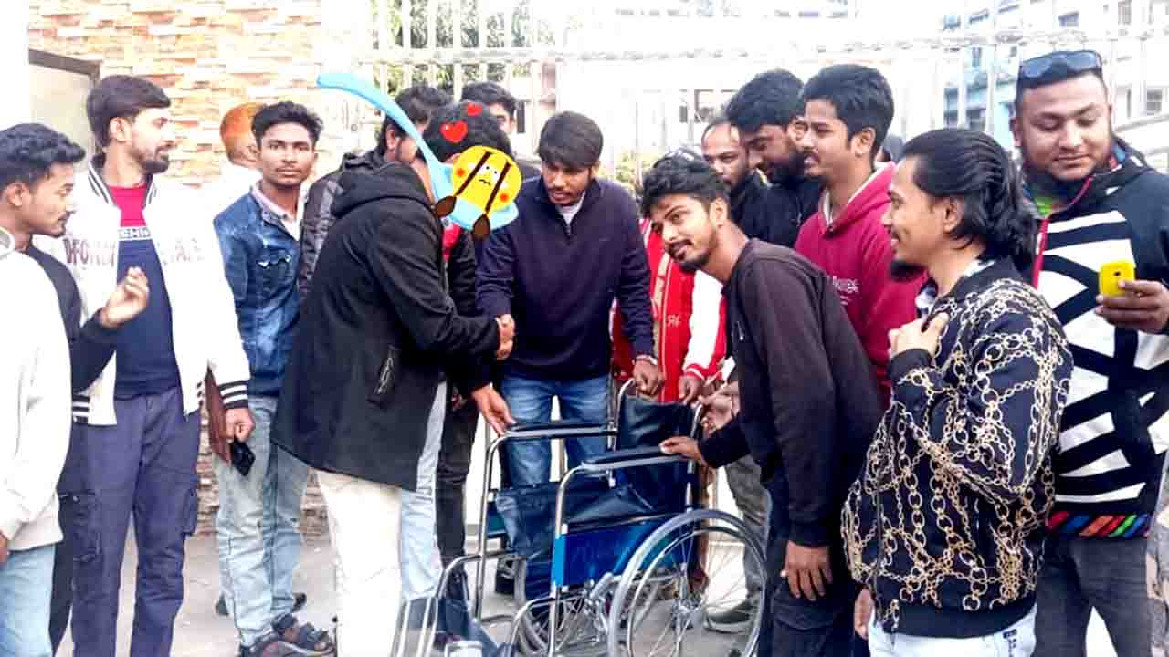 স্বেচ্ছাসেবক দলের সহযোগিতায় হুইল চেয়ার পেলেন অসহায় প্রতিবন্ধী