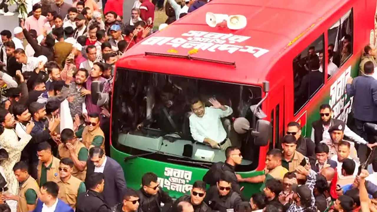 বাবার কবরে শ্রদ্ধা জানাতে জিয়া উদ্যানে তারেক রহমান