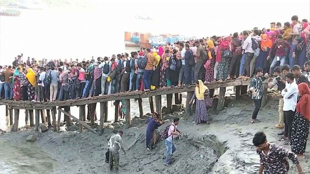 মোংলায় নদী পার হতে গিয়ে দুই শতাধিক শ্রমিক আহত