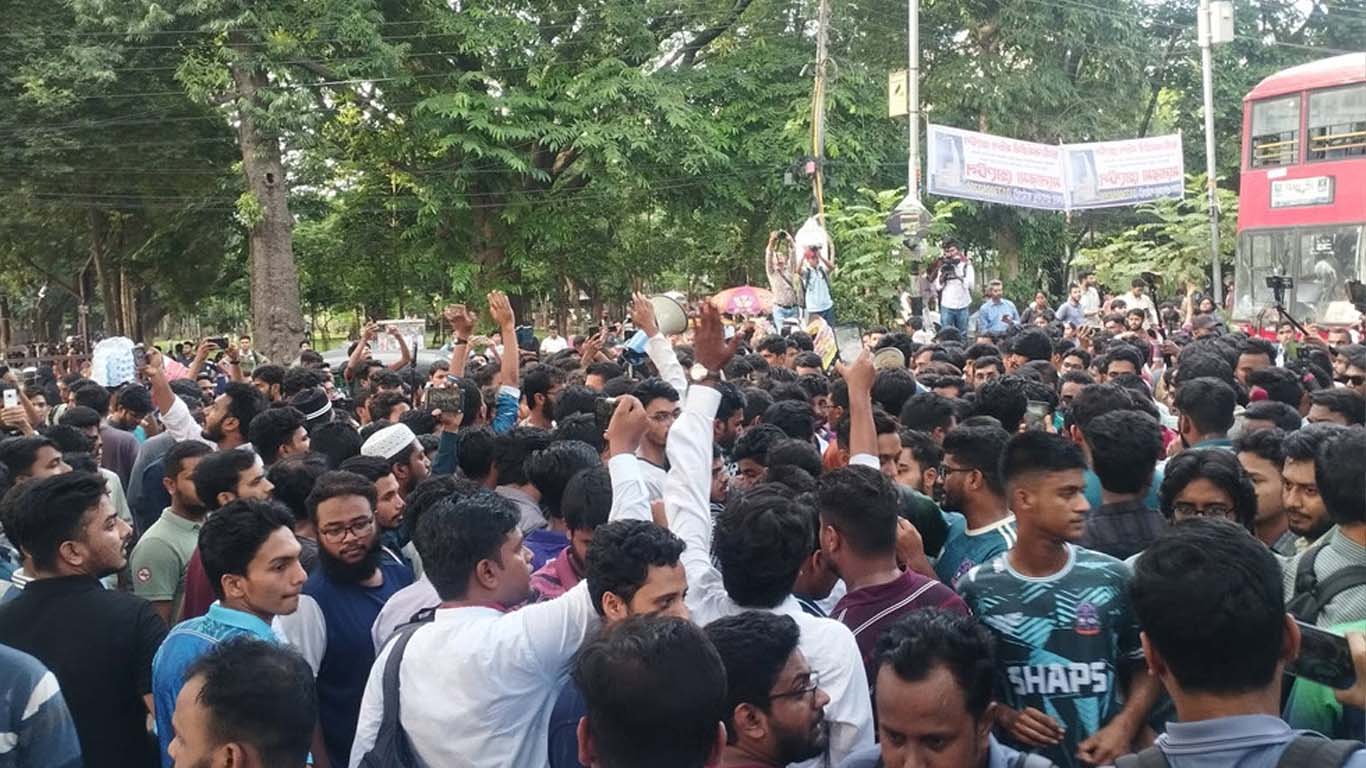 ডাকসু নির্বাচন স্থগিতের প্রতিবাদে উত্তাল ঢাবি ক্যাম্পাস