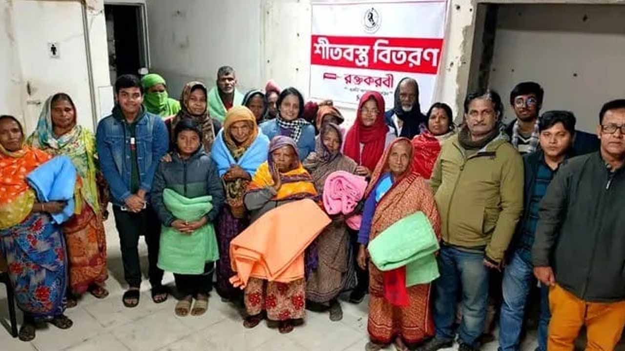 দিনাজপুরে শীতার্তদের পাশে দাঁড়ালো ‘রক্তকরবী’