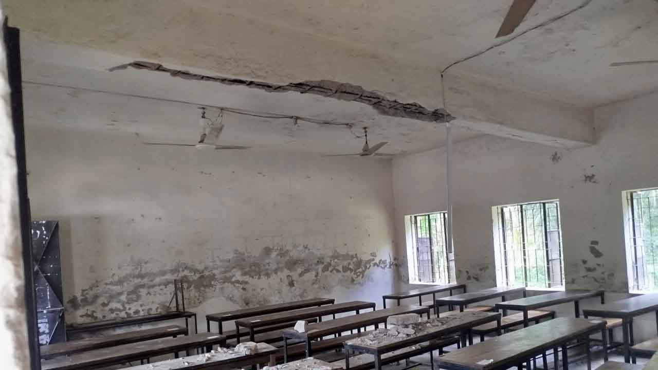 ক্লাস চলাকালে ছাদের পলেস্তারা ধস, আহত ৭ শিক্ষার্থী