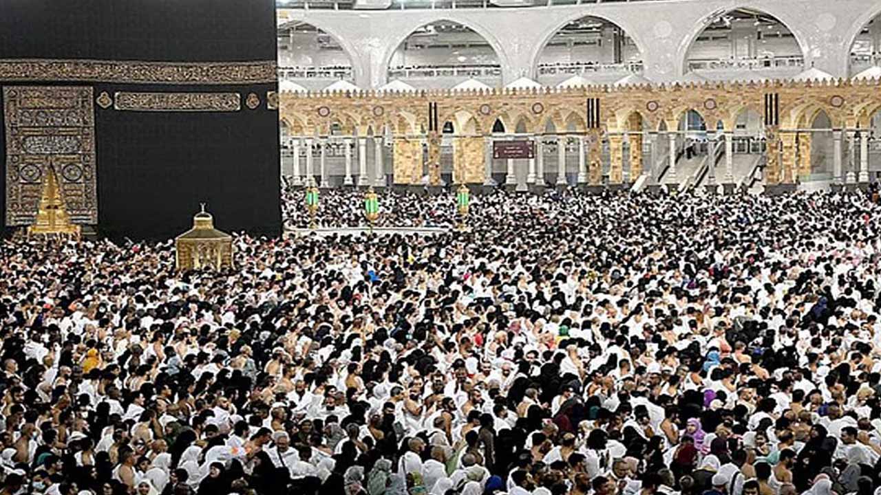 ওমরাহ পালনে ইচ্ছুকদের জন্য বড় দুঃসংবাদ