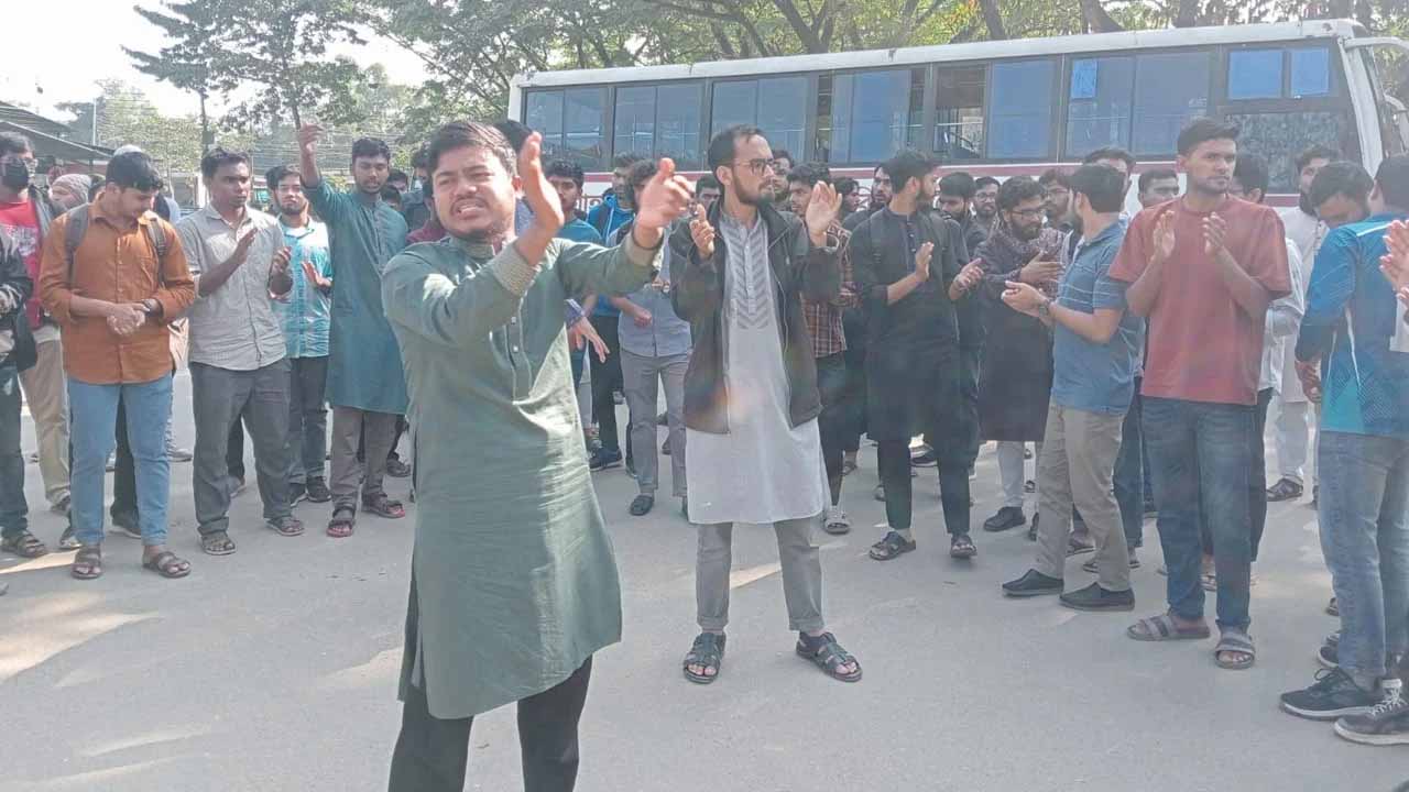 শাকসু নির্বাচন বন্ধে হাইকোর্টে রিট, শিক্ষার্থীদের বিক্ষোভ
