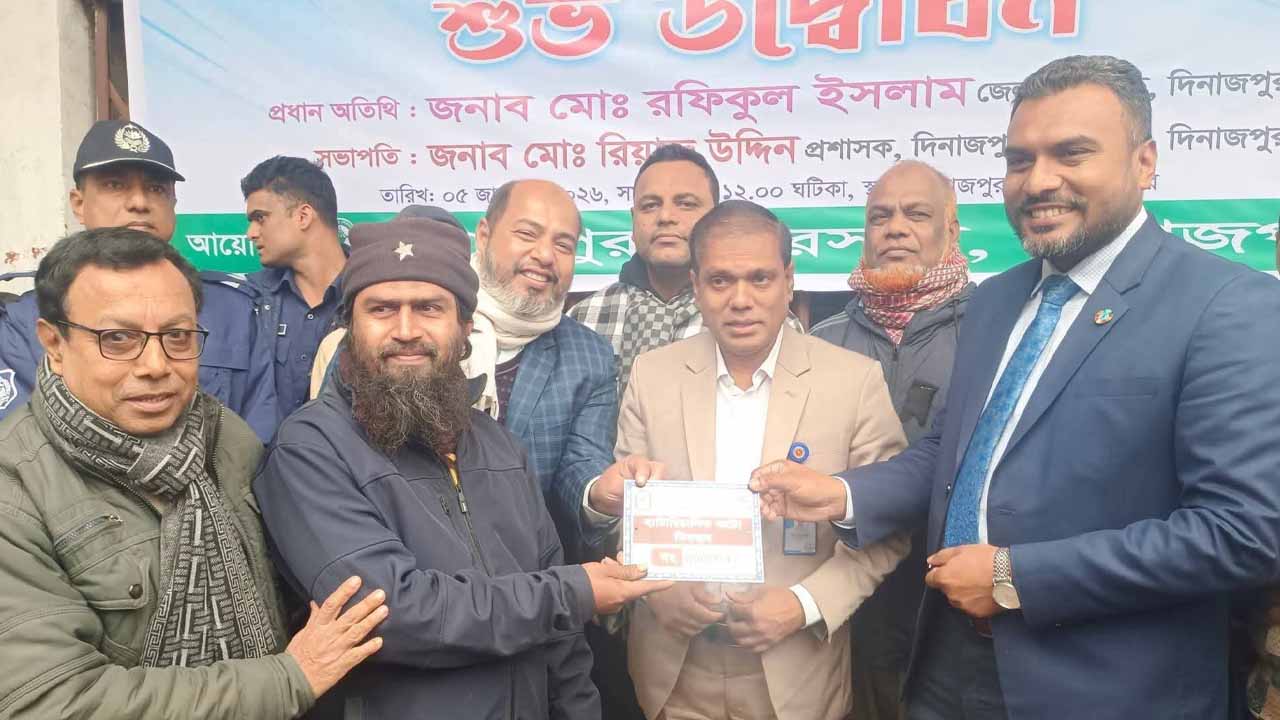 দিনাজপুর পৌরসভায় ব্যাটারিচালিত অটোর ডিজিটাল নম্বর প্লেট বিতরণ