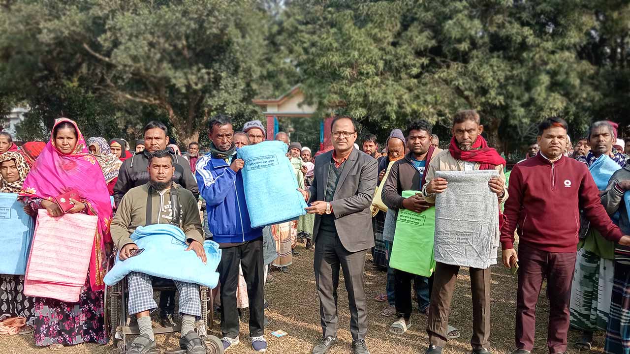 নবাবগঞ্জে ১০০ প্রতিবন্ধীর মুখে হাসি ফোটালো ইউএনও; বিতরণ করলেন কম্বল