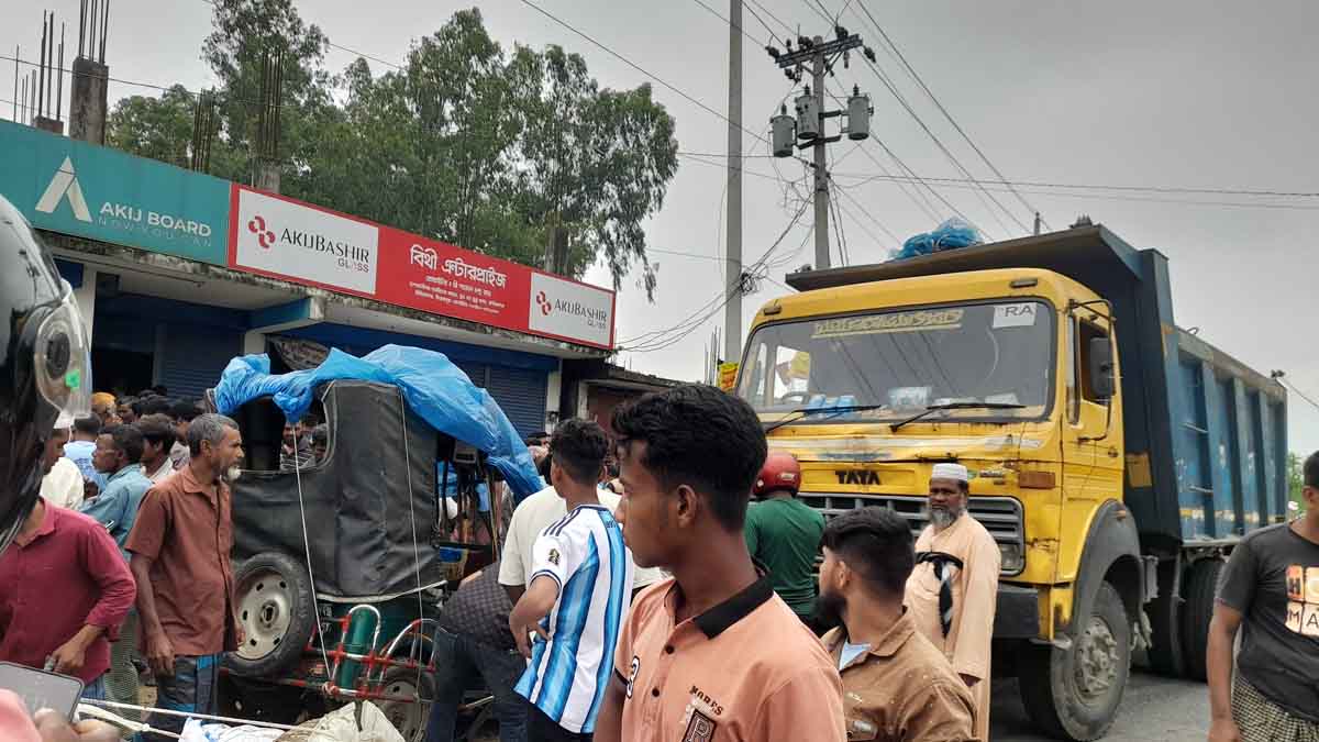 চিরিরবন্দরে ইজিবাইকে ট্রাকের ধাক্কা, ৪ ঘণ্টা পর যান চলাচল স্বাভাবিক