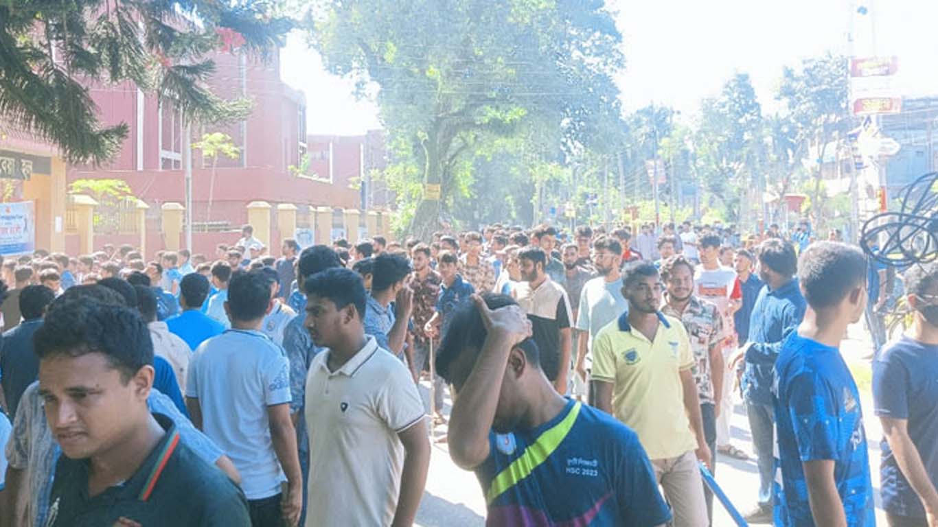 হল ছাড়ার নির্দেশ প্রত্যাখ্যান, বাকৃবির বিক্ষোভ মিছিল: ‍‍`শিক্ষকদেরও কোয়ার্টার ছাড়তে হবে‍‍`