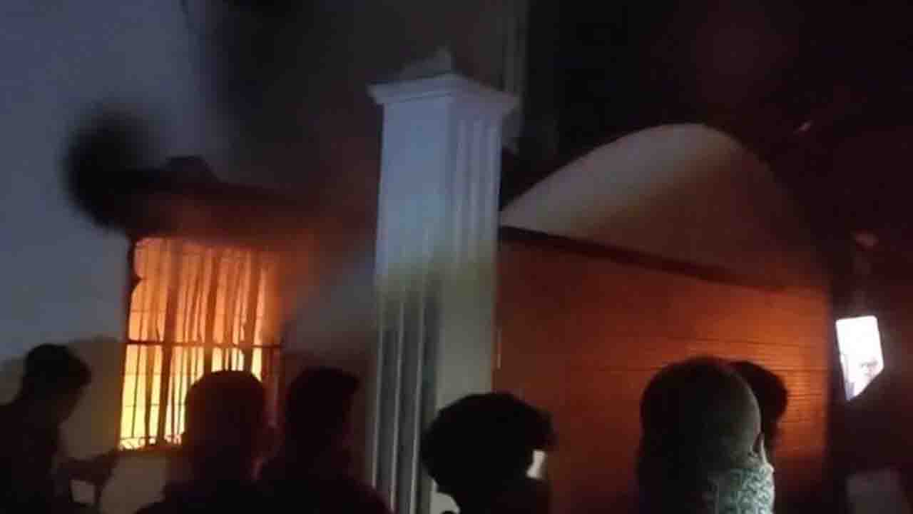 সাবেক মন্ত্রী আনিসুল ইসলামের বাড়িতে অগ্নিসংযোগ ও ভাঙচুর