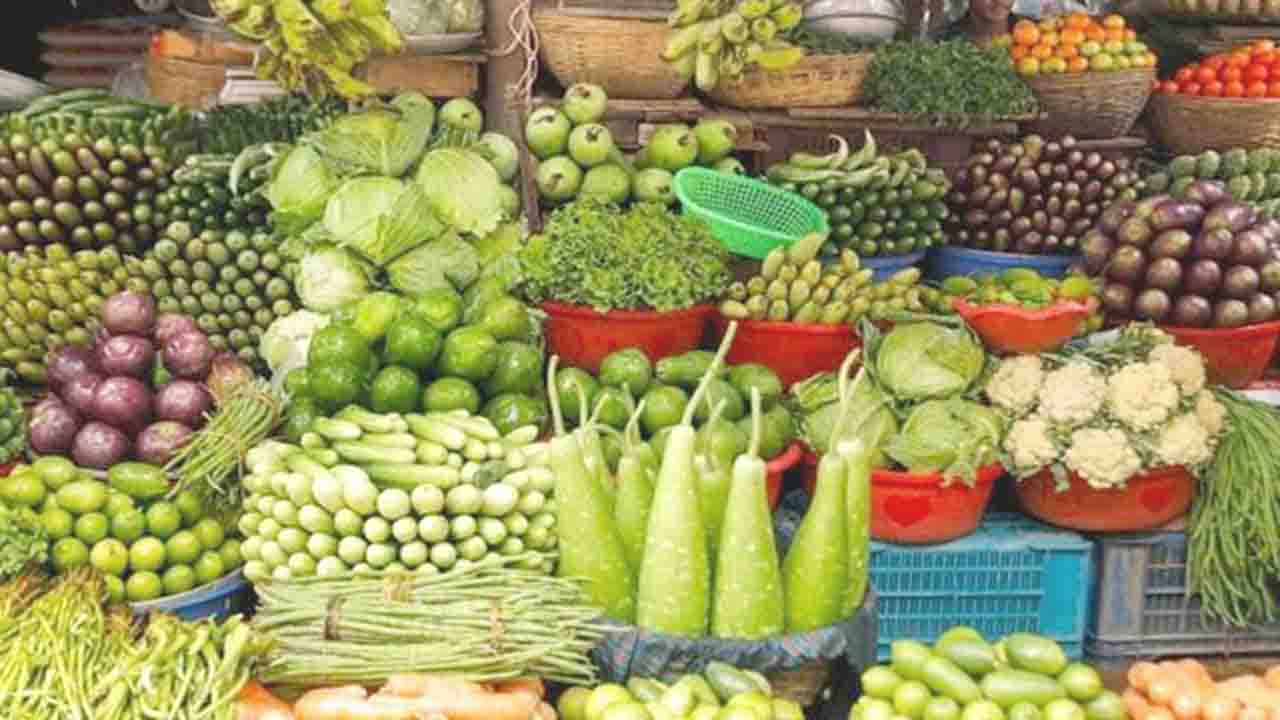 ঘোড়াঘাটে বাজারে শীতকালীন সবজির সরবরাহ বাড়লেও দাম চড়া