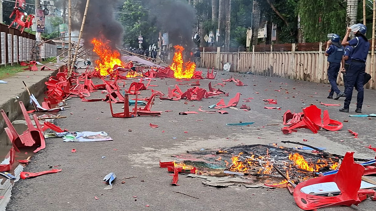 গোপালগঞ্জে হামলা-সংঘর্ষে নিহত ৪: এনসিপির সমাবেশ ঘিরে রণক্ষেত্র