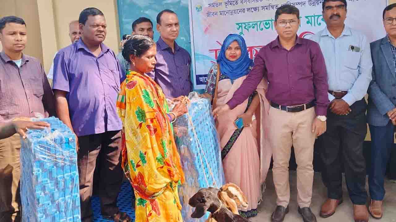 চিরিরবন্দরে ক্ষুদ্র নৃ-গোষ্ঠীর আর্থ-সামাজিক উন্নয়নে ছাগলসহ বিভিন্ন সহায়তা প্রদান