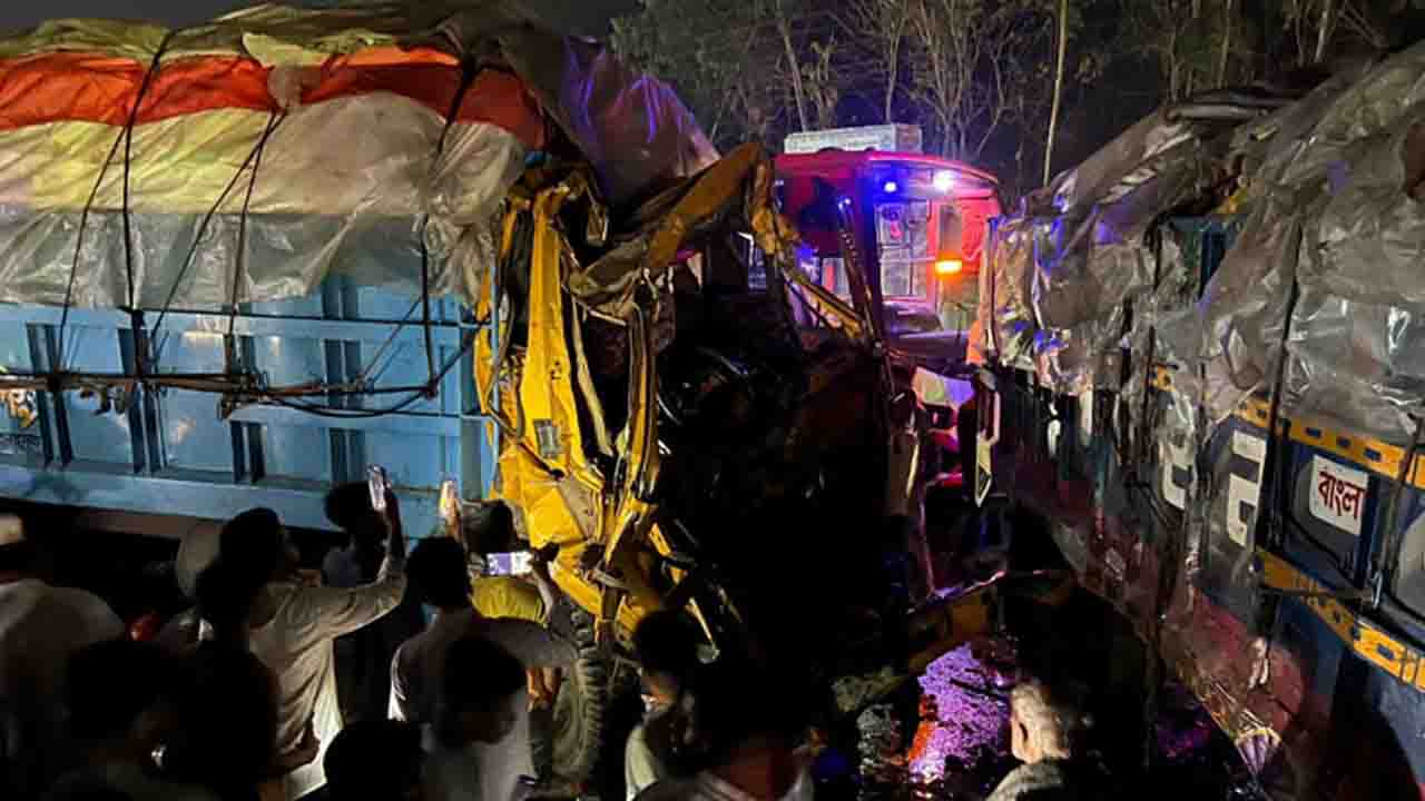 শেরপুরে ট্রাক ও বাসের সংঘর্ষে আহত ১৫ জন