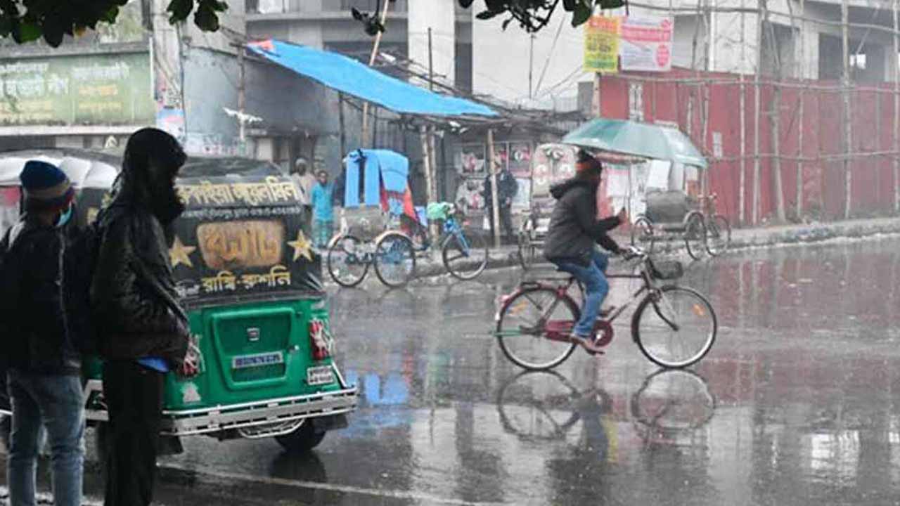 কনকনে শীতের মাঝেই গুঁড়ি গুঁড়ি বৃষ্টি, যা বলছে আবহাওয়া অফিস