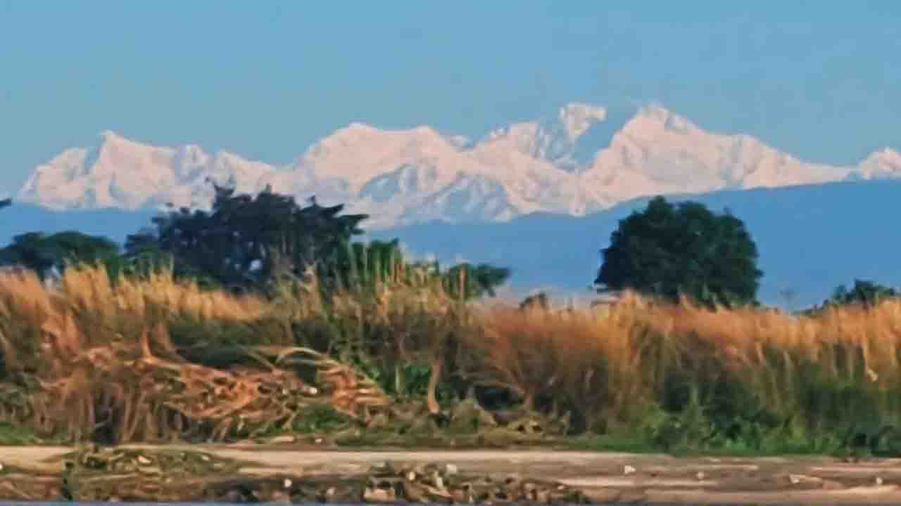 তেঁতুলিয়াতে আবারো দেখা মিলছে কাঞ্চনজঙ্ঘার অপরূপ সৌন্দর্য