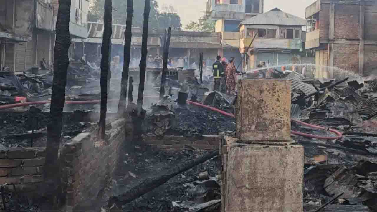 খাগড়াছড়িতে ভয়াবহ অগ্নিকাণ্ড ৩৫ দোকান পুড়ে ছাই
