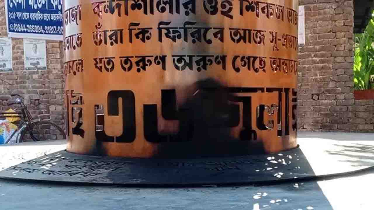 জুলাই স্মৃতিস্তম্ভে পেট্রোল ঢেলে আগুন দিয়েছে দুর্বৃত্তরা