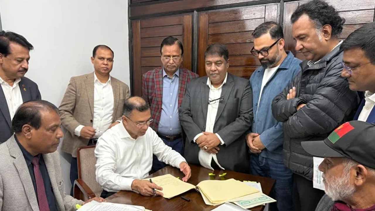‘ধানের শীষ’ এর প্রার্থী হিসেবে মনোনয়নপত্রে স্বাক্ষর করেছেন তারেক রহমান