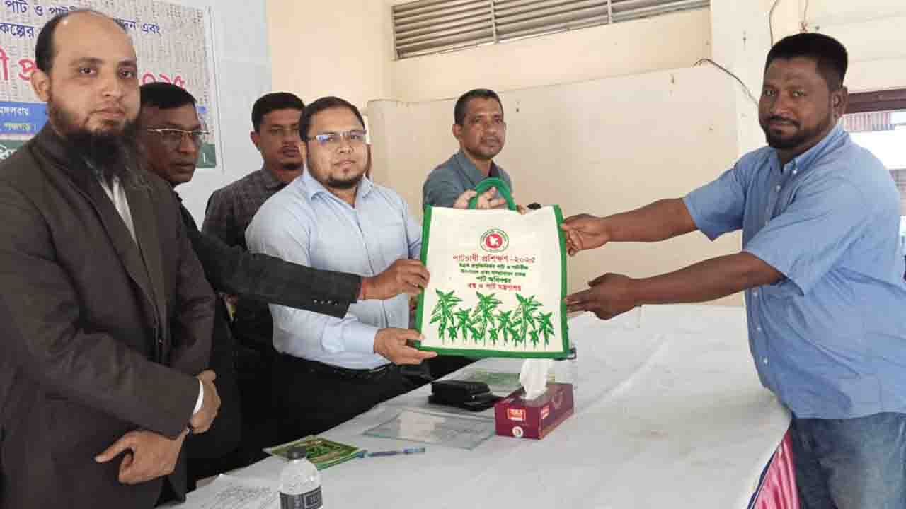 আটোয়ারীতে পাটবীজ উৎপাদনকারী চাষীদের প্রশিক্ষণ