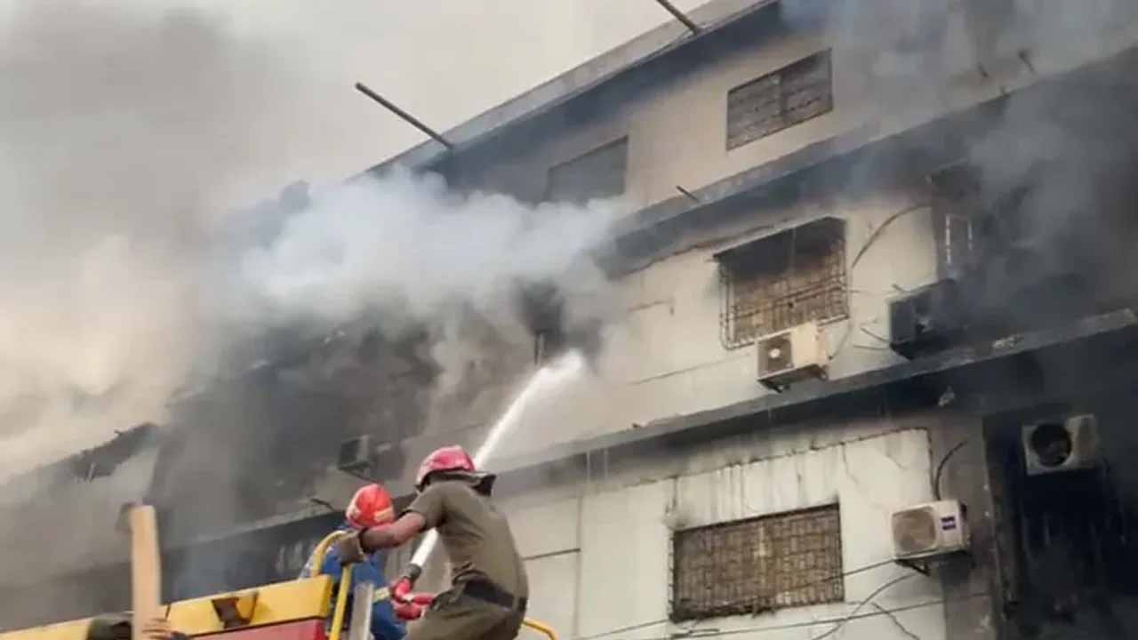 পাকিস্তানে শপিংমলে ভয়াবহ আগুন, নিহত অন্তত ৫
