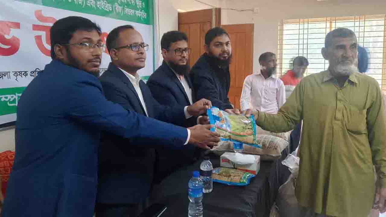 নবাবগঞ্জে ১৫০০ কৃষক পেলেন বিনামূল্যে সার ও বীজ