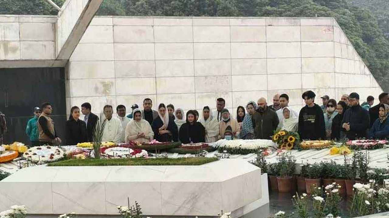 খালেদা জিয়ার কবর জিয়ারত করলেন জাইমা রহমানসহ পরিবারের সদস্যরা