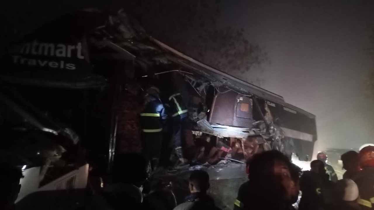 ট্রাকের সঙ্গে বাসের ধাক্কা, নৌবাহিনীর মার্চেন্ট সদস্যসহ নিহত ৩