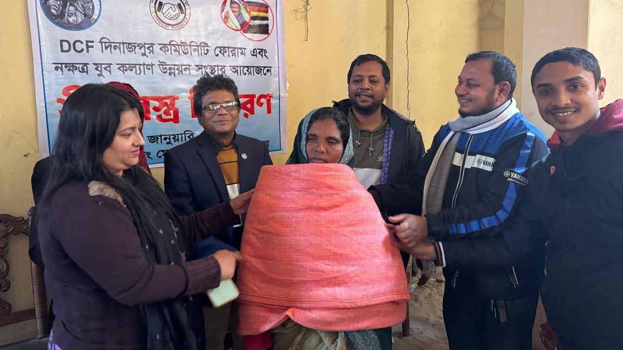 দিনাজপুরে ডিসিএফ ও নক্ষত্র যুব কল্যাণ সংস্থার শীতবস্ত্র বিতরণ