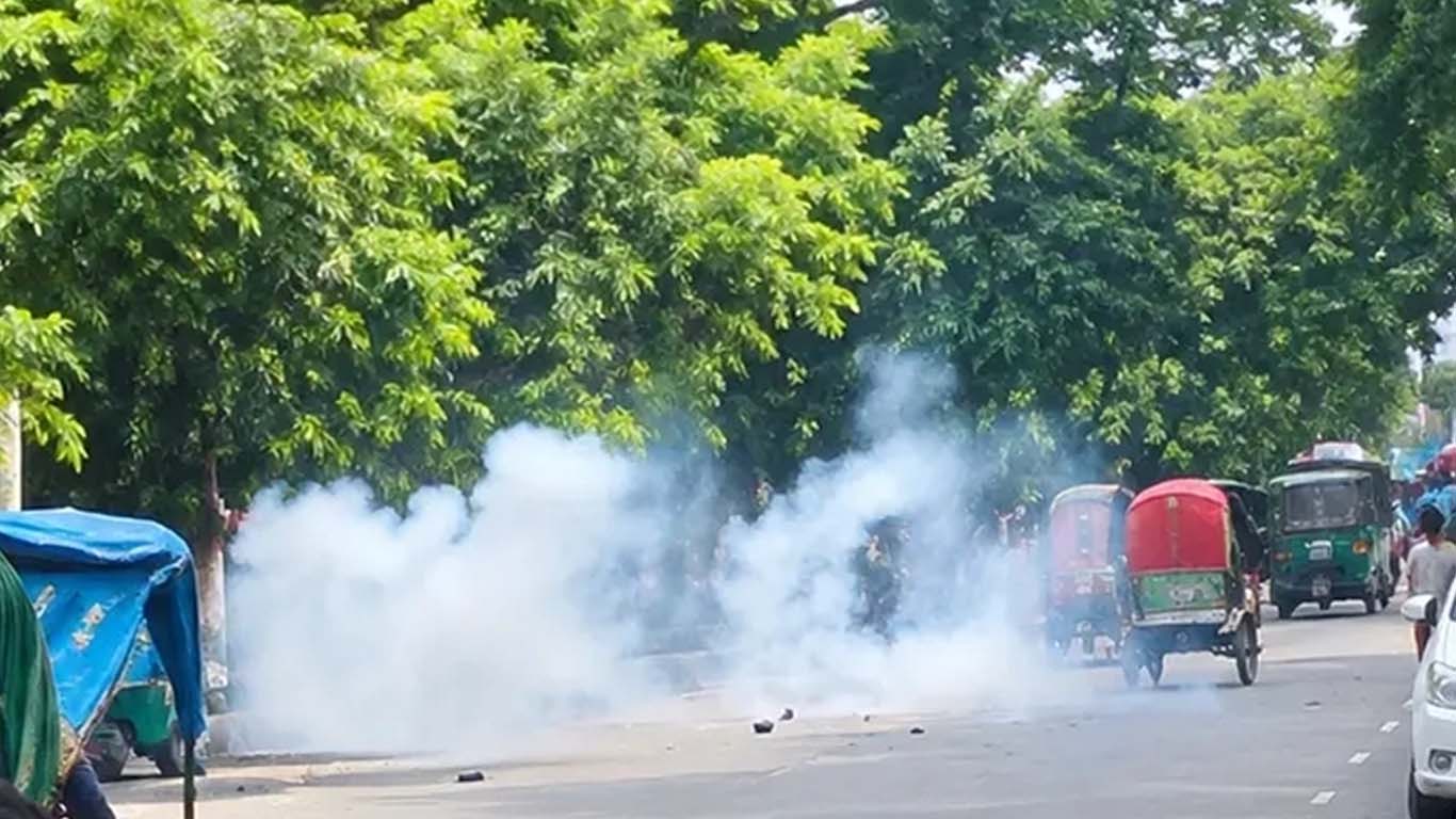 রাজধানীতে  শিল্পকলা একাডেমির সামনের সড়কে ককটেল বিস্ফোরণ