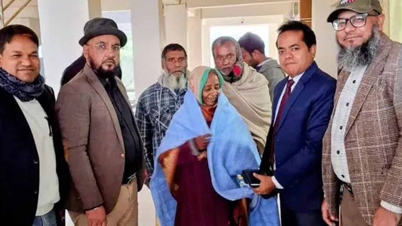 পার্বতীপুরে শীত উপেক্ষা করে জেলা প্রশাসনের শীতবস্ত্র বিতরণ
