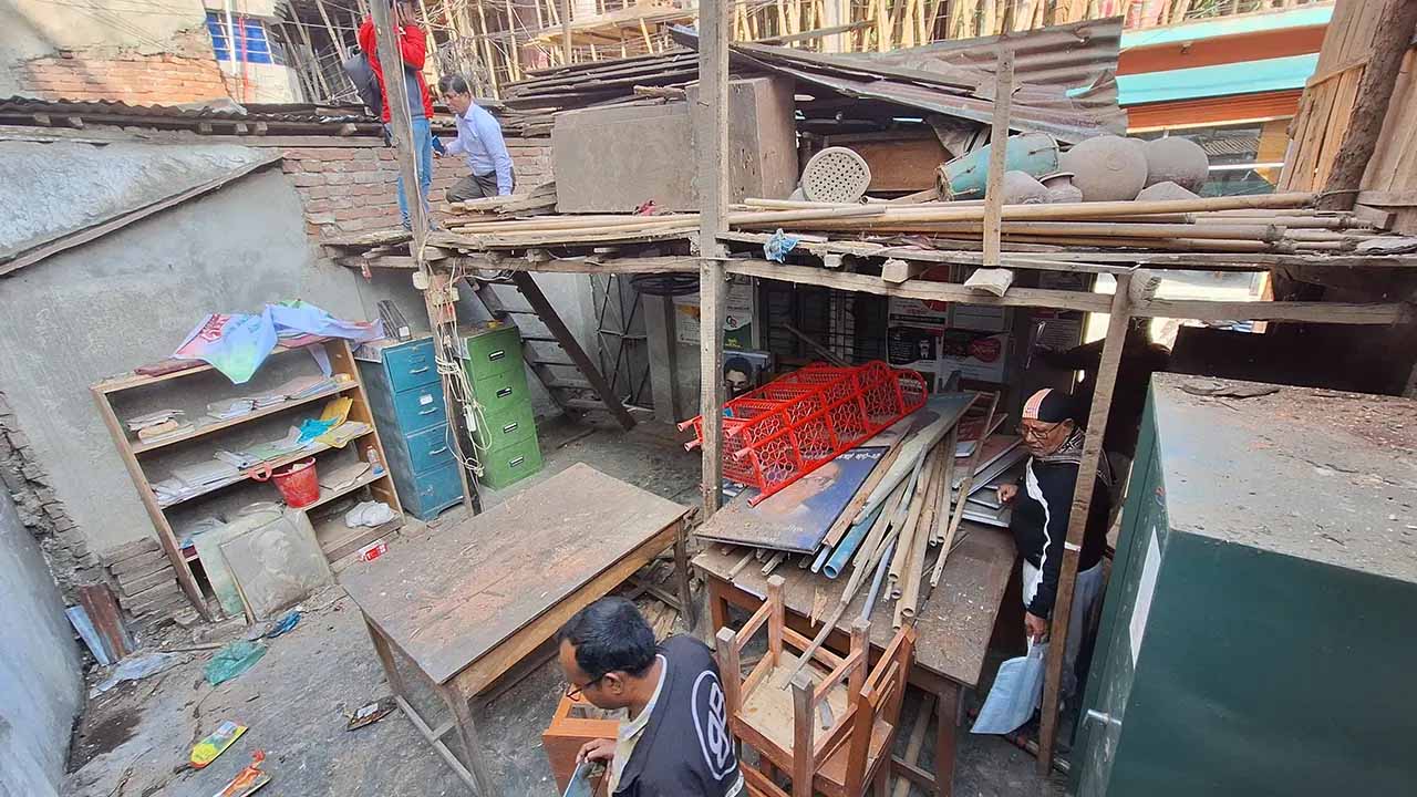 বরিশালে ওয়ার্কার্স পার্টির অফিসে হামলা ও লুটপাট