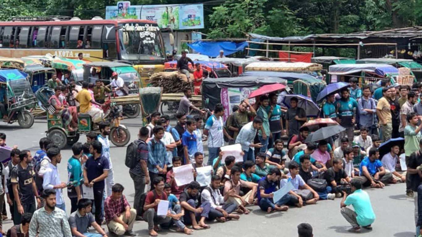 ঢাকা-রাজশাহী মহাসড়ক অবরোধ করে যানজট সৃষ্টি শিক্ষার্থীদের