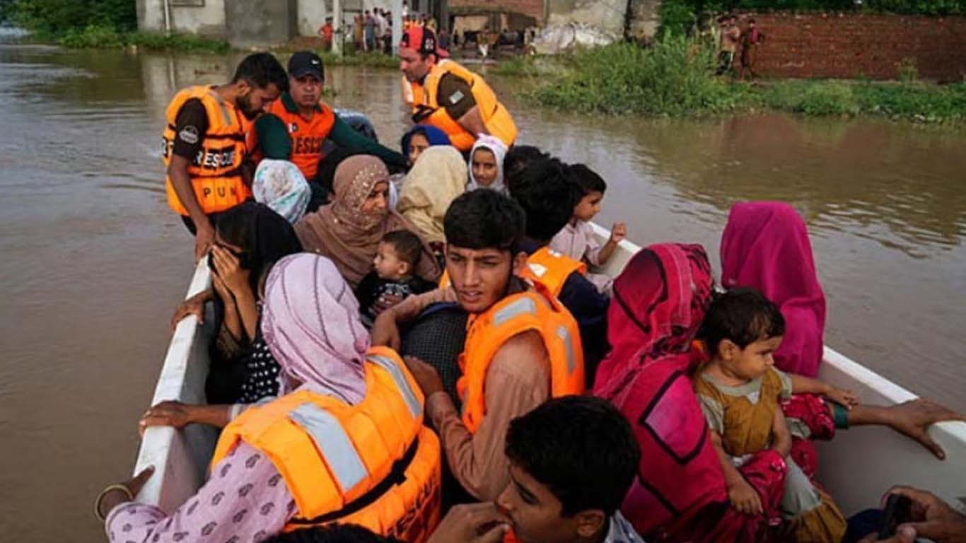 ভারতে ছাড়া পানিতে পাকিস্তানে ভয়াবহ বন্যা: ৩৩ জনের মৃত্যু, ২০ লাখ মানুষ ক্ষতিগ্রস্ত