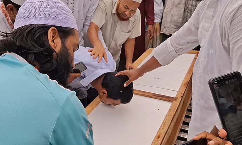 মেয়ের কফিনে চুমু দিয়ে শেষবিদায় দিলেন বাবা