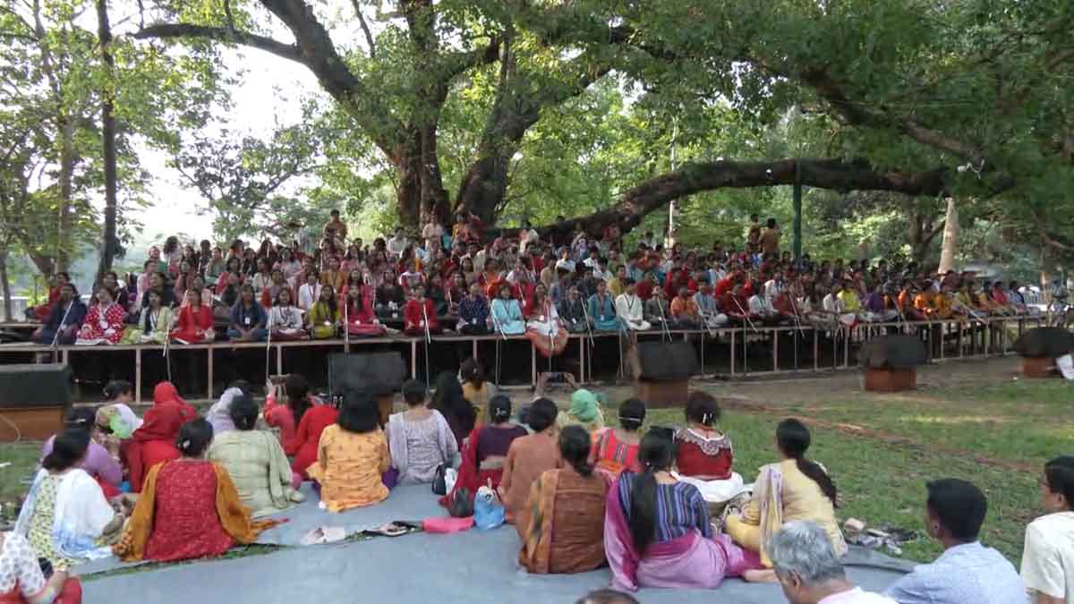 দুঃখ-গ্লানিকে বিদায় দিয়ে বর্ষবরণের আনন্দে মেতে ওঠার অপেক্ষায় বাঙালি