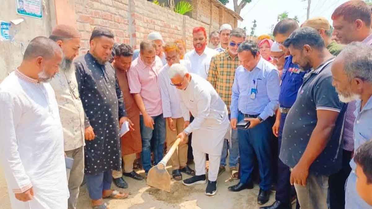 বীরগঞ্জ পৌরসভায় ড্রেন নির্মাণকাজের উদ্বোধন
