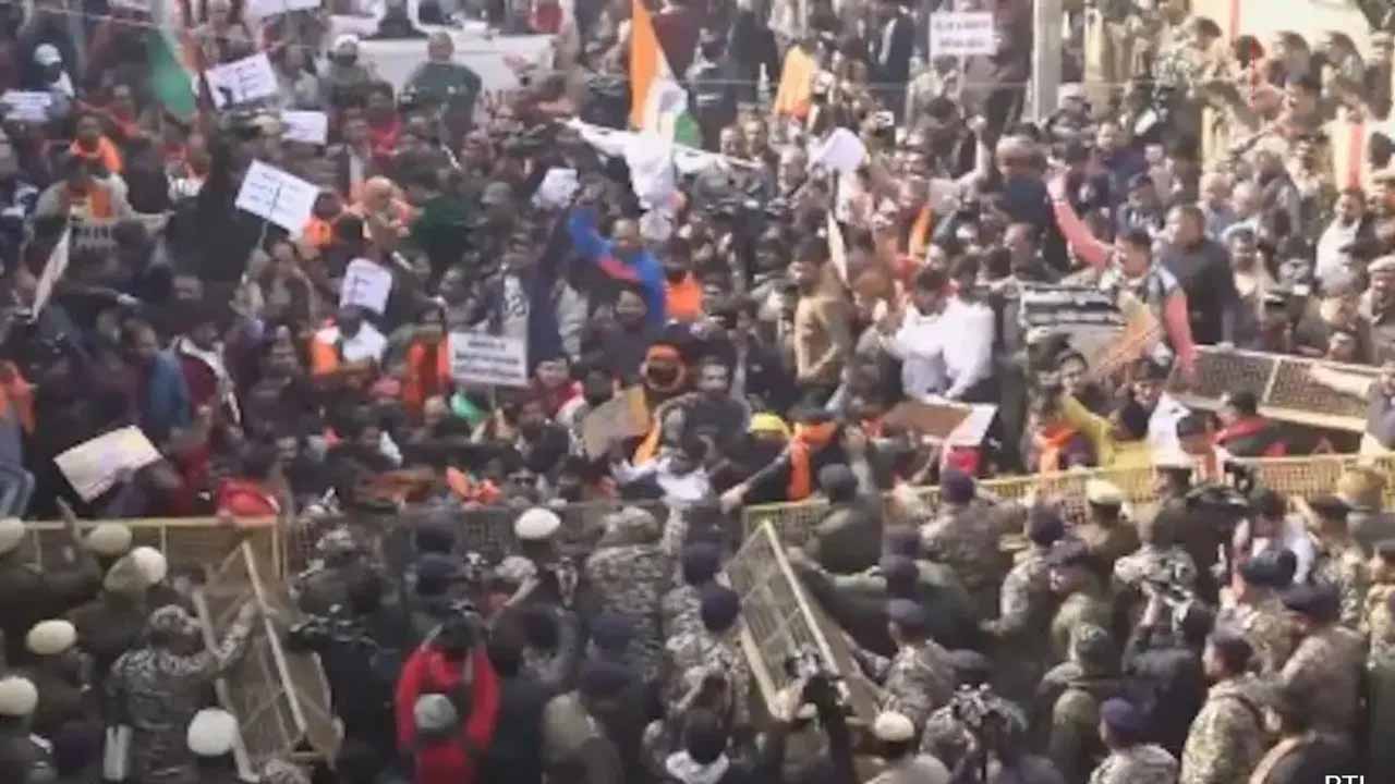 দিল্লিতে বাংলাদেশ হাইকমিশনের সামনে ব্যাপক বিক্ষোভ, ব্যারিকেড ভাঙার চেষ্টা