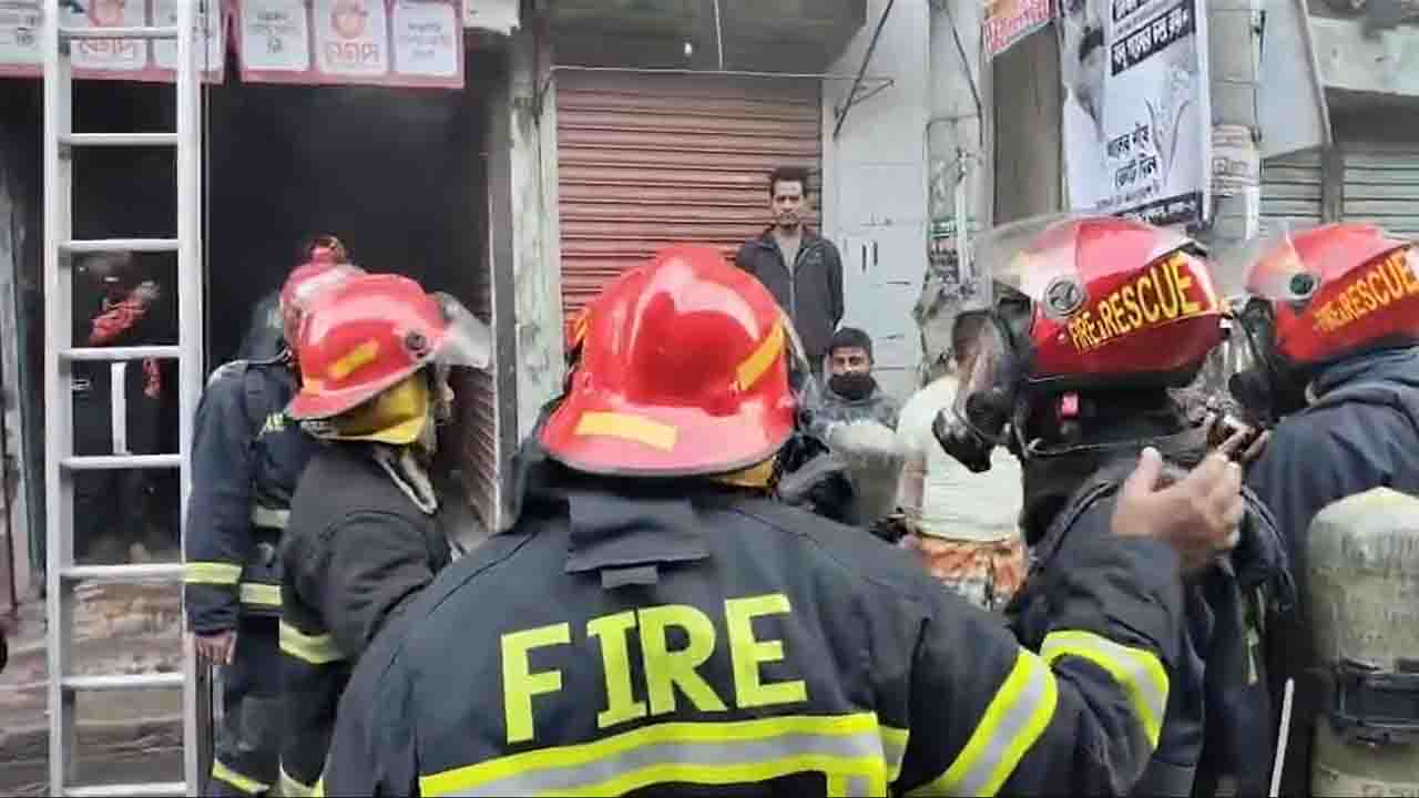 কেরানীগঞ্জে আগুন লাগা ভবন থেকে জীবিত উদ্ধার ৪২