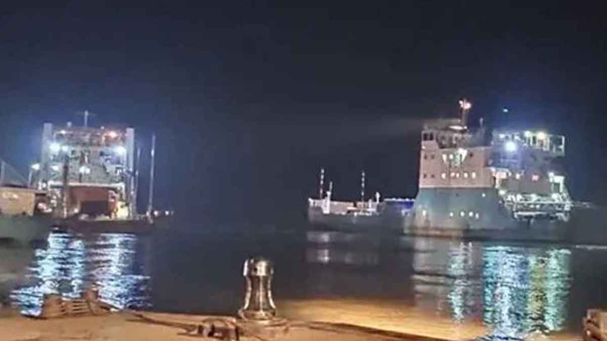 দৌলতদিয়া-পাটুরিয়া নৌরুটে ফেরি চলাচল বন্ধ